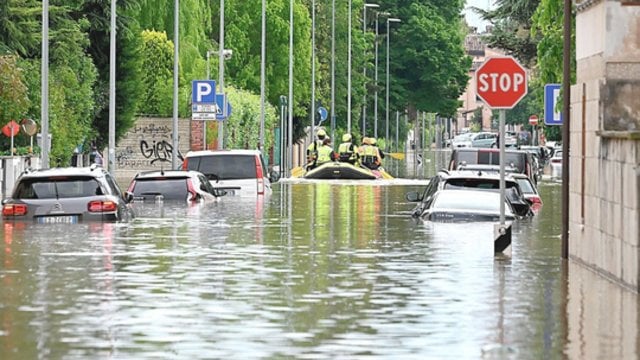 Smarkios liūtys Italijoje sukėlė chaosą: atsivėrusi duobė prarijo automobilį