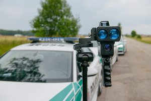 Vilnius–Kaunas automagistrale „Peugeot“ vairuotojas skrido protu sunkiai suvokiamu greičiu: laimei, įkliuvo tiesiai pareigūnams