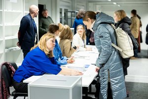 Gyventojai renka kitą Seimo pusę: ką atvykus prie balsadėžės pasitiko staigmena, o kas turi rinktis iš dviejų savo favoritų