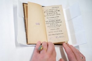 Ąžuolyno bibliotekoje atrastas unikalus leidinys – Motiejaus Kazimiero Sarbievijaus 1639 metų odė