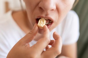 Jus ypač erzina knarkimas, čepsėjimas ir panašūs garsai? Mokslininkai atrado nerimą keliančių sąsajų