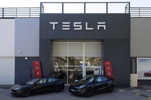 „Tesla“ pristatė automobilį, kuriam nereikės vairuotojo – jau aišku, kaip atrodys šis modelis