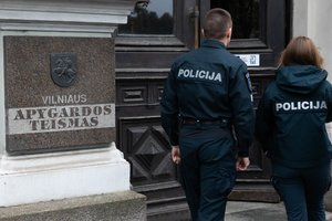 Sulaikytąjį pastūmęs ir sužalojęs ekspareigūnas V. Žvinys siekia išteisinimo: elgiausi pagal galiojančias instrukcijas