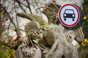 Stulbinantis žmonių cinizmas: Vilniuje esančiose kapinėse automobiliai zuja kaip autostradoje