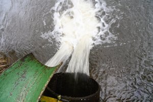 Žiniasklaida: teismas nutarė, kad uostamiestį valanti bendrovė chemiškai užterštas nuotekas leido į lietaus tinklus