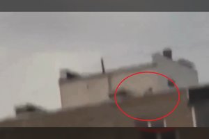 Kaunietė užfiksavo vaikinų pasivaikščiojimą ant daugiabučio stogo: mėto petardas į žmones