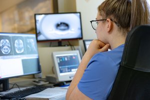 Kodėl daliai pacientų neveikia standartinis vėžio gydymas? Ekspertai ragina aktyviau taikyti transliacinę mediciną