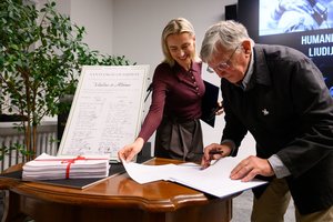 52 metus kartu nugyvenusių Vitaliaus ir Albino humanistinės santuokos liudijimas – Lietuvos nacionaliniame muziejuje