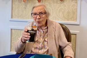 105 metų moteris nustebino ilgaamžiškumo paslaptimi: „Gerkite nealkoholinį alų ir nesituokite“