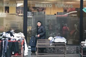 Prekeivės cigaretėmis – neįveikiamos: blokus kontrabandinių rūkalų iš striukių traukia nė nesislėpdamos