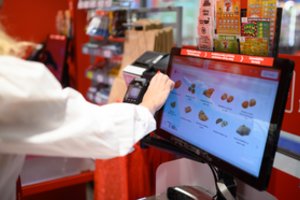 Skirtingi prekybos tinklai kreipėsi į pirkėjus: šiuose maisto gaminiuose aptikta pavojingų bakterijų, todėl prašoma juos grąžinti