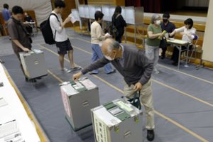 Japonijoje vyksta pirmalaikiai rinkimai