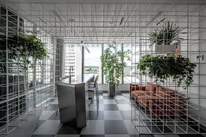  Laužytos įstrižainės principu suprojektuotame biure – ir vandens baras