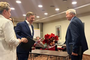 R. Karbauskis išskubėjo sveikinti V. Blinkevičiūtės su pergale: rankose – raudonų gėlių puokštė