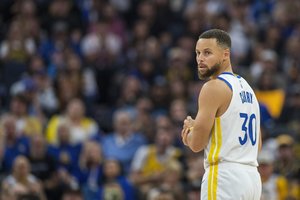 S. Curry patyrė traumą, o „Warriors“ krito prieš kroato ir „barzdos“ tempiamą „Clippers“