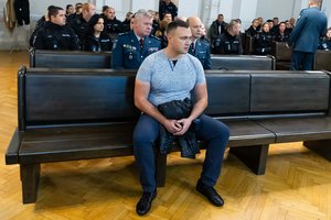 Kolegos teisme liudiję policininkai: moteris švaistėsi peiliu, visiems buvo kilęs realus pavojus