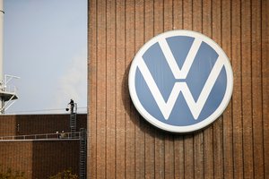 Krizės apimtoje „Volkswagen“ – drastiški sprendimai: planuoja uždaryti gamyklas, smarkiai apkarpyti darbuotojų atlyginimus