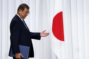 Japonijos premjeras po nesėkmės rinkimuose stengiasi išsaugoti valdžią