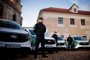 Policijos autoparką papildė 26 naujutėlaičiai tarnybiniai automobiliai: štai ką tarnybos metu vairuos pareigūnai