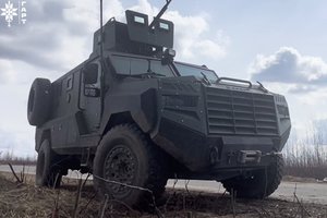 Ukrainiečiai parodė vakarietišką šarvuotį, išgelbėjusį pasieniečius nuo mirtino smūgio