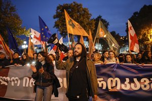 Tūkstančiai žmonių Sakartvele protestuoja prieš įtariamą sukčiavimą per rinkimus