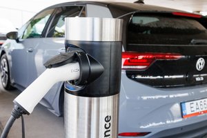 Turite ar planuojate įsigyti elektromobilį? Skelbia, kokią paramą dabar galite gauti