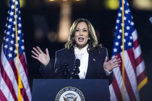 Masiniame mitinge prie Baltųjų rūmų K. Harris paragino amerikiečius „versti naują puslapį“