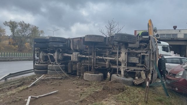 Vaizdai iš įvykio vietos: Vilniuje apvirto vairuotojo nesuvaldytas sunkvežimis