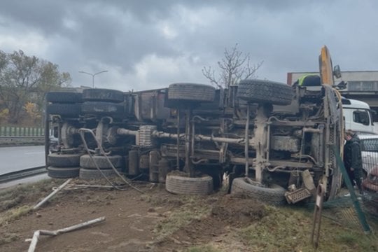 Vaizdai iš įvykio vietos: Vilniuje apvirto vairuotojo nesuvaldytas sunkvežimis