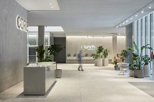 Didingų architektūrinių elementų biure – metalų faktūrų bei atspindžių žaismas