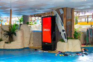 Ryški ir matoma reklama kartu su OWEXX: reklamos ekranai vandens parke „Vichy“