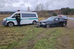 Prie kapinių Vilniuje apgadinęs kitą automobilį paspruko BMW – toli nenuvažiavo, nes pakeliui apsivertė