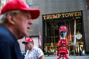 Londono oro uoste – muštynės dėl D. Trumpo atributikos: keleivės išvarytos iš lėktuvo