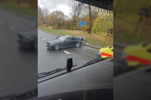 „Paslydęs“ BMW Vilniuje trenkėsi į atitvarus – vienas žmogus išvežtas į ligoninę