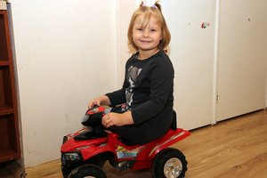 Išsipildė visos Veronikos svajonės: be kojytės gimusi mergaitė šiandien žengia į mokyklą