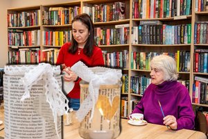 Palemono moterys stebina išradingumu: iš senų knygų išplėštų puslapių jos nemeta į šiukšliadėžę