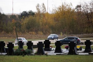 Nustėro pamačiusi, ką daro kapinių lankytojas: dėkojo Dievui, kai pamerkęs gėles nurūko savo keliais