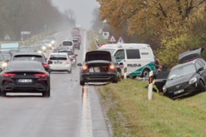 Trakų rajone susidūrė automobiliai „Ford“ ir „Volvo“ – prireikė medikų pagalbos