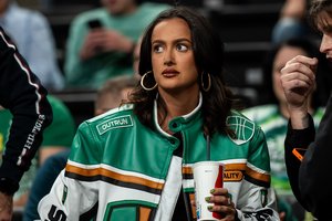 Krepšinio rungtynėse – K. Meschino su šeima: pasipuošė išskirtiniu švarku