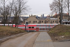 Galingas vėjas pridarė nuostolių: išversti medžiai, sulamdyti automobiliai ir trumpam sutrikęs traukinių eismas