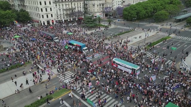 Buenos Airėse tūkstančiai žmonių protestuoja už LGBTQ+ teises: pasipiktinimo šūksniai – ir prezidentui J. Milei