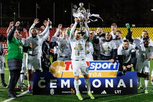 Formalumai sutvarkyti: Vilniaus „Žalgiriui“ įteikta Lietuvos futbolo čempionų taurė