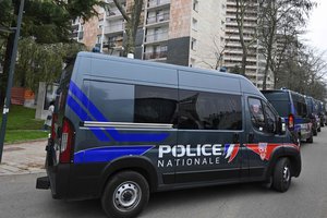 Nukirsta ranka ir suknežinta kaukolė: per žiaurias muštynes Paryžiaus traukinyje kirviu sužaloti 4 žmonės