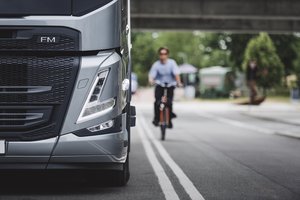 „Volvo Trucks“ pristato naujos kartos saugumo sistemas pėstiesiems ir dviratininkams apsaugoti
