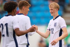 Lietuviškų šaknų turintis 17-metis pasirašė profesionalų kontraktą su „Premier“ lygos klubu