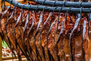 Tūkstantinė bauda skirta pajūrio prekiautojui rūkyta žuvimi: jos ragavusiems gali būti nemalonu skaityti