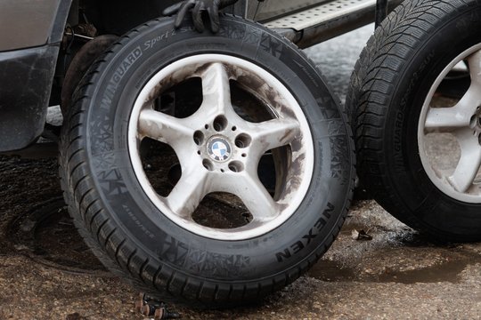 Išgirdęs, kiek reikės mokėti už padangų keitimą, vilnietis vos nenuvirto: „Tuoj pėsčiomis reikės vaikščioti“