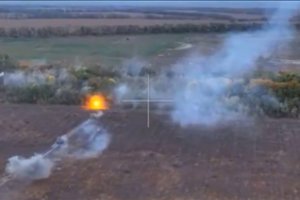 Kas vyksta? Galinga amerikietiška technika kaunasi „beprasmiškose“ kautynėse šalia mažyčio Rusijos kaimo