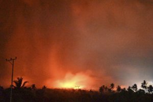 Indonezijos ugnikalnis išspjovė didžiulį pelenų stulpą