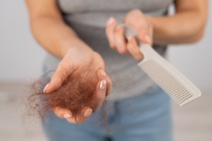 Sausėja oda ir slenka plaukai? Vaistininkė pasakė, ką tai išduoda